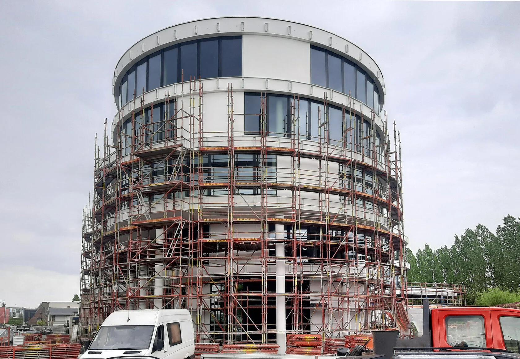 Steigerconstructie rondom modern appartementencomplex in aanbouw