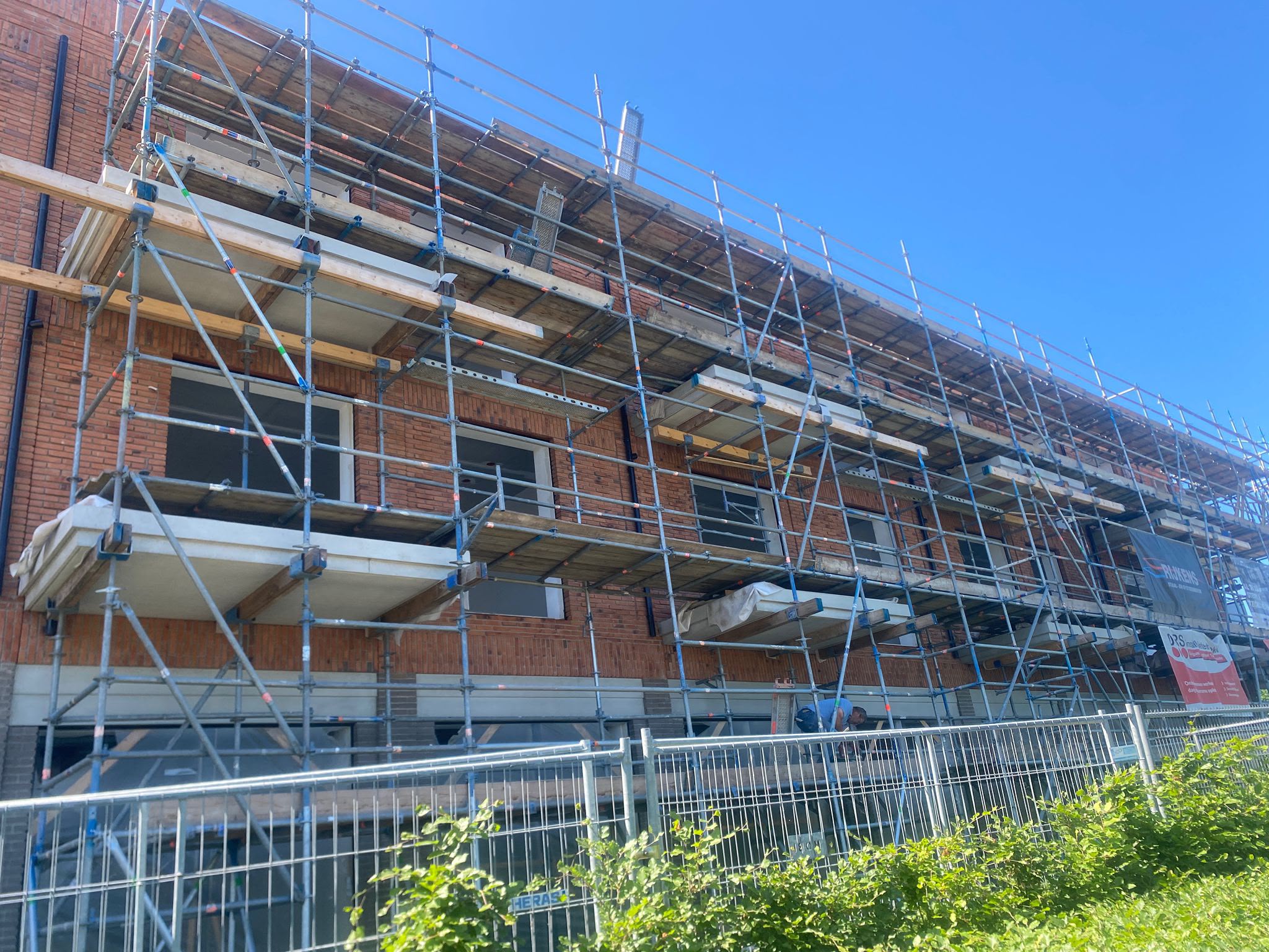 Steigerbouw voor gevelafwerking van een wooncomplex