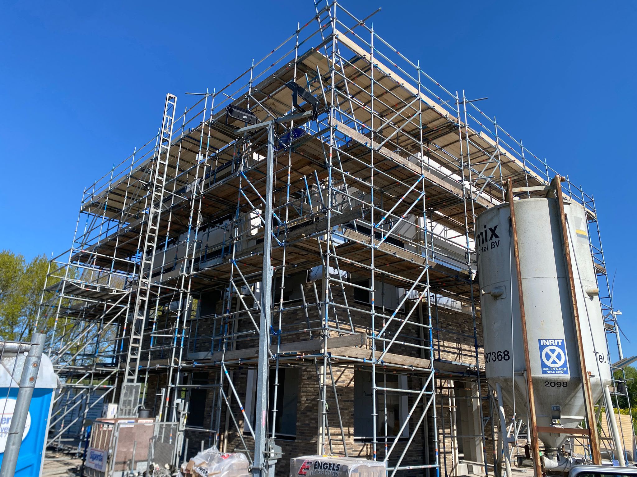 Volledige steigerconstructie rondom nieuwbouwwoning