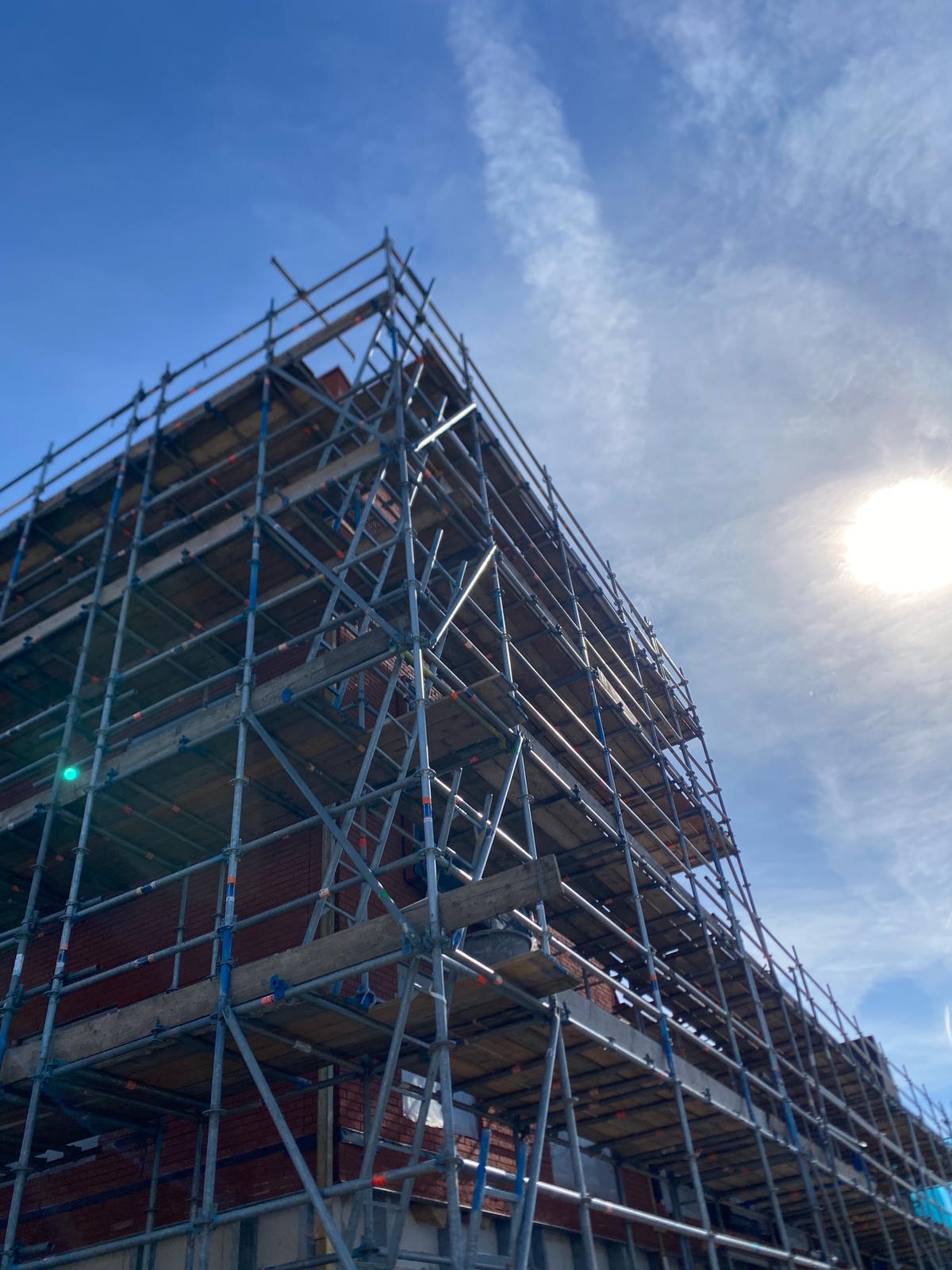 Hoge steigerconstructie rondom residentieel nieuwbouwproject