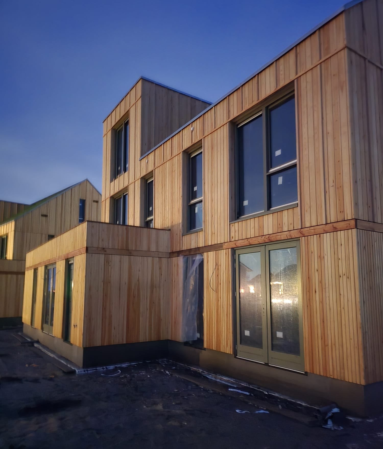 Moderne nieuwbouwwoningen na afronding van de steigerwerkzaamheden