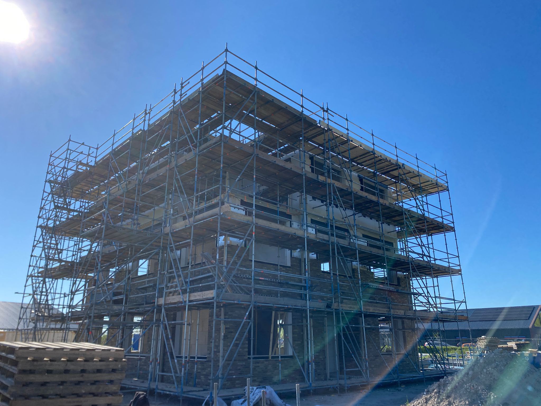 Steigerconstructie rondom woning in aanbouw