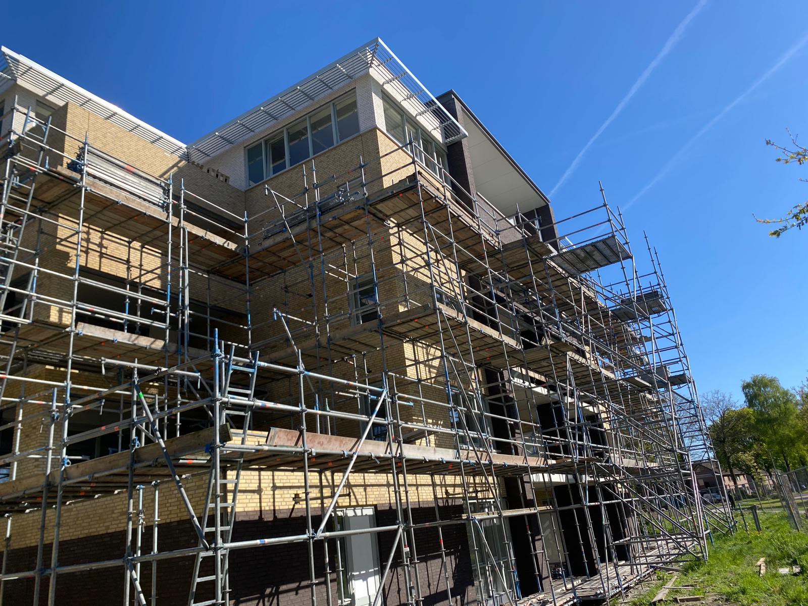 Residentiële steigerbouw voor meergezinswoning in aanbouw