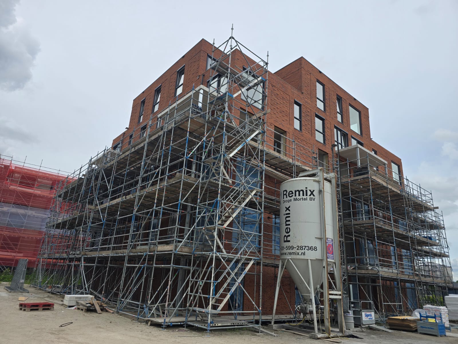 Professionele steigerbouw voor nieuwbouw van appartementen