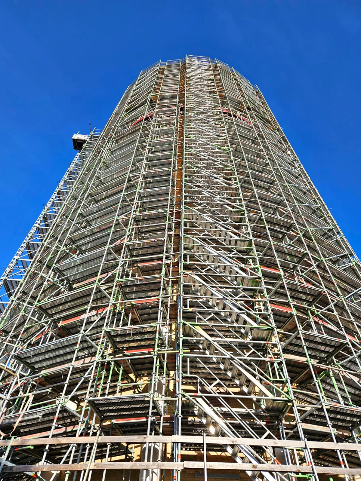 Hoge steigerconstructie rondom industriële silo