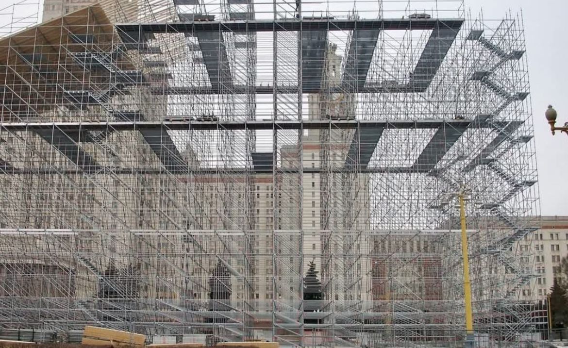 Werkplatform met steigerconstructie voor industriële staalconstructie