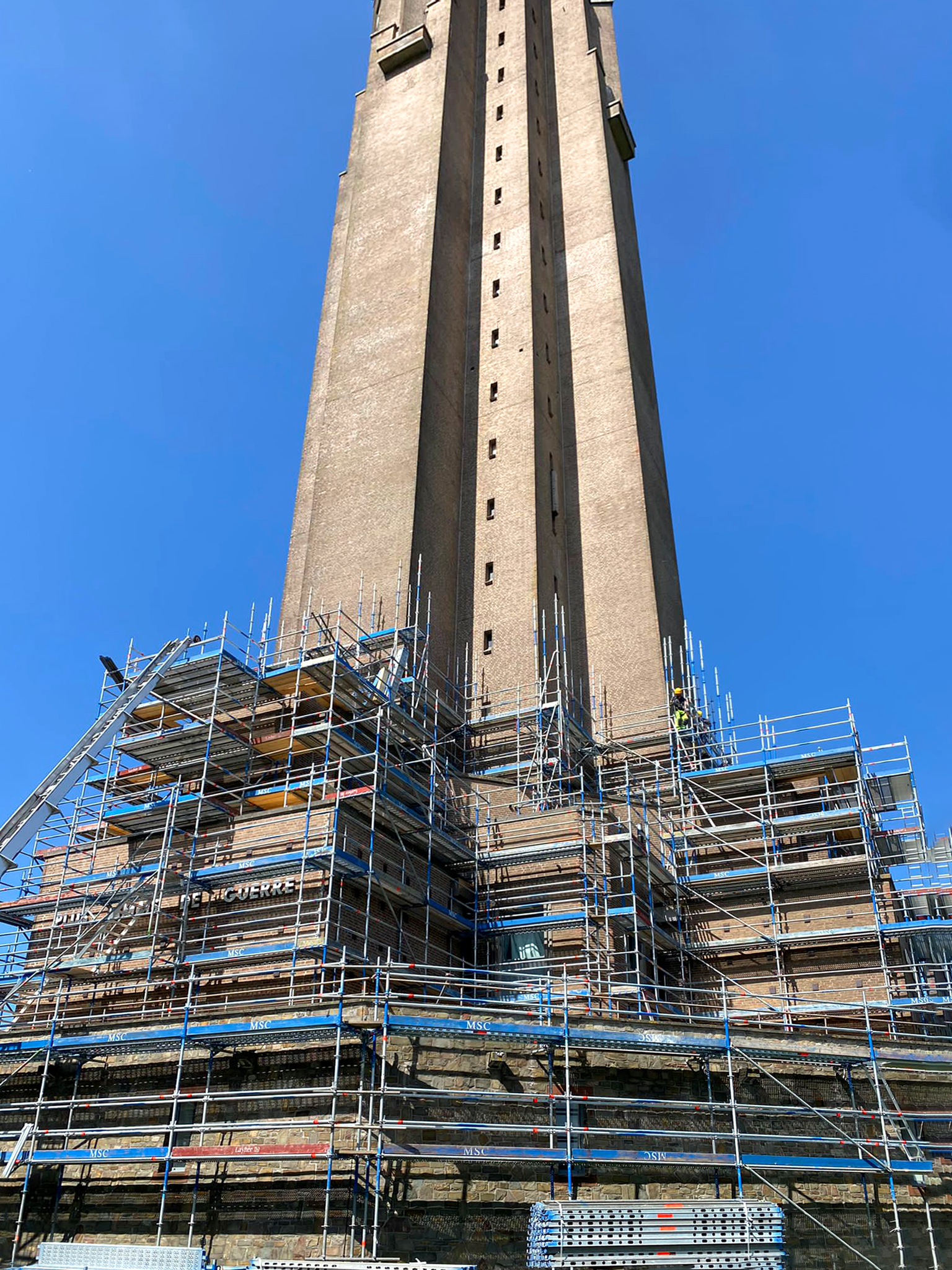 Steigerwerk rondom hoge industriële schoorsteen