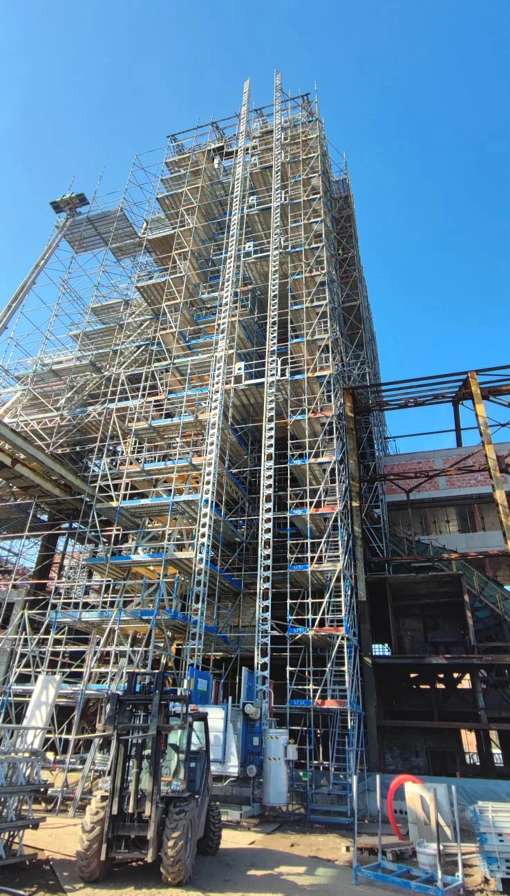 Steigerconstructie voor onderhoud aan industriële toren