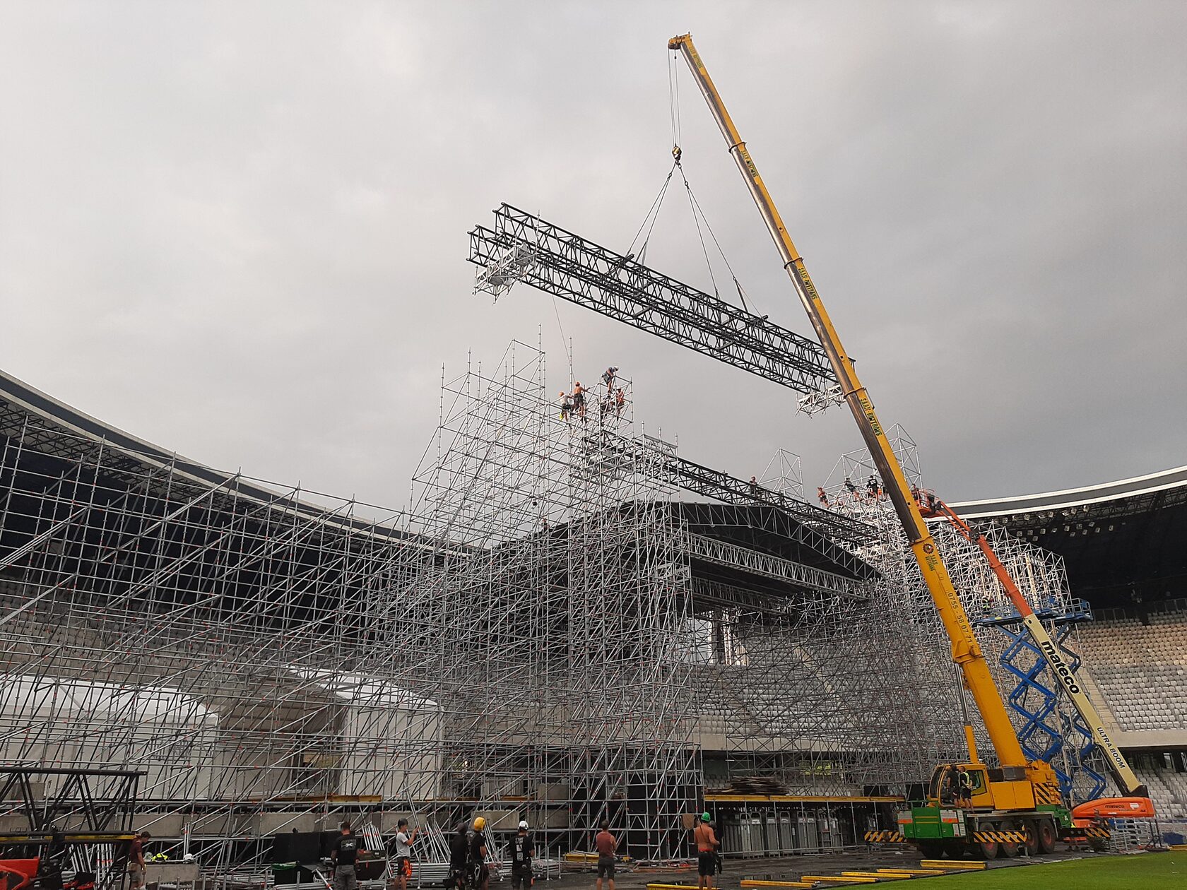 Steigerbouw voor podium met hijskraan