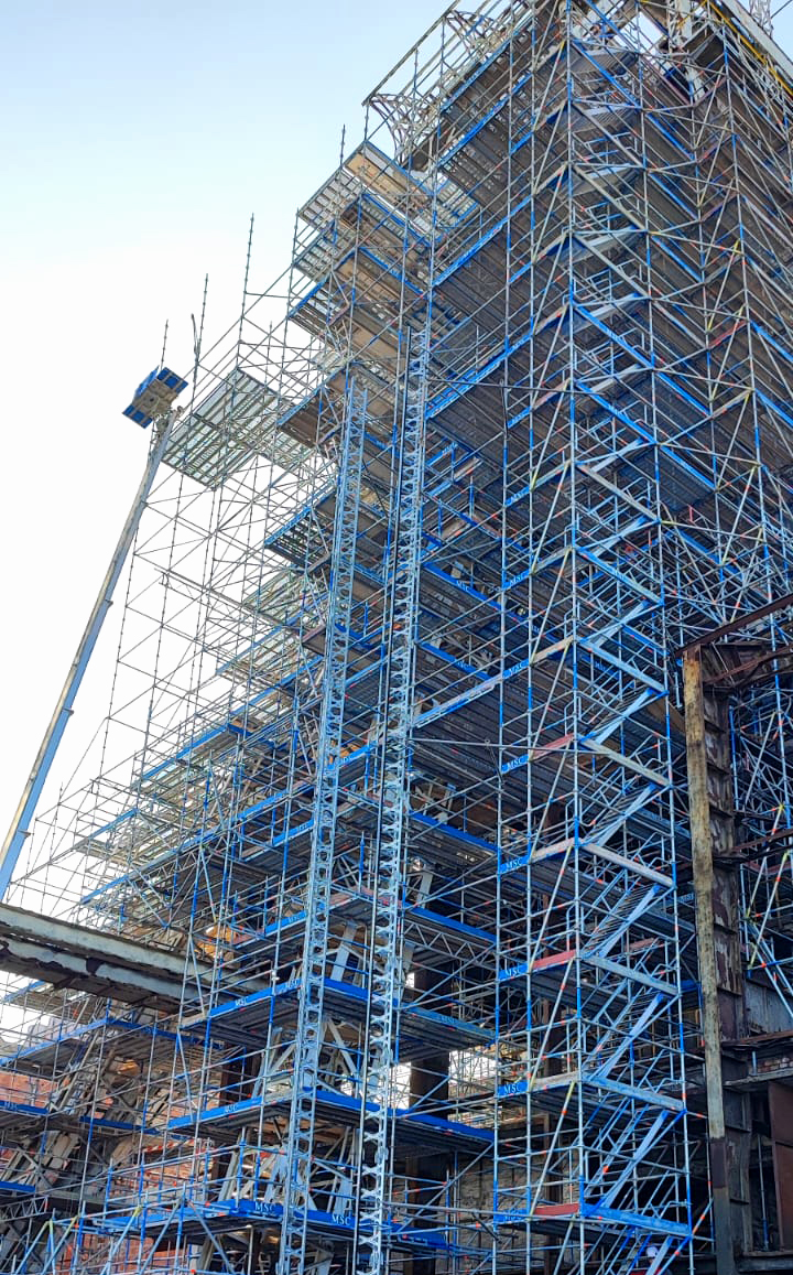 Volledige steigerconstructie voor industrieel renovatieproject