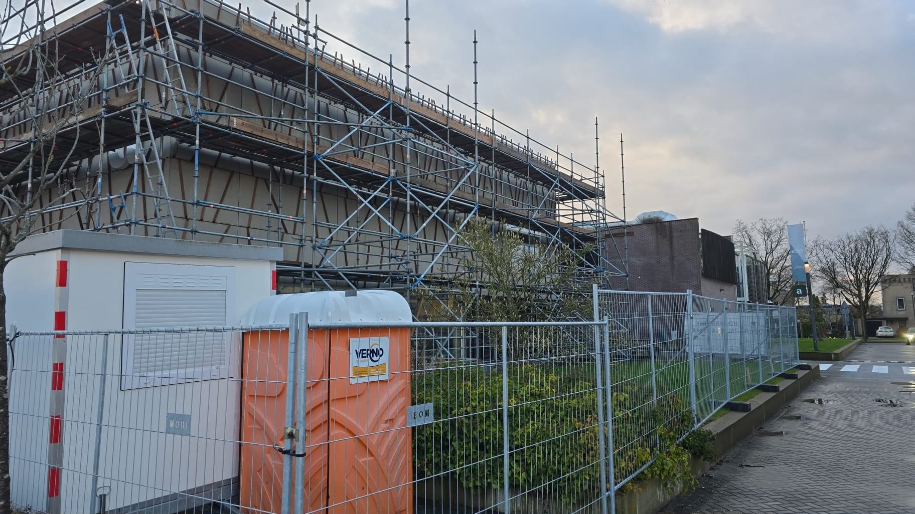 Steigerwerk rondom commercieel gebouw tijdens onderhoud