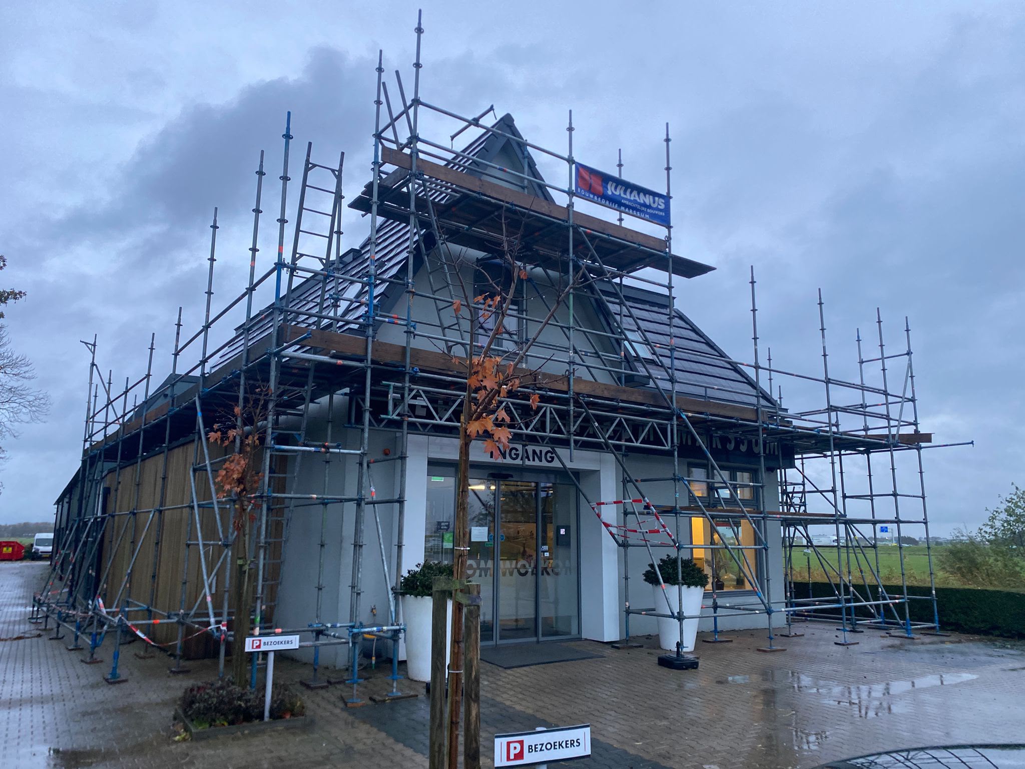 Steigerwerk rondom bedrijfsgebouw tijdens renovatiewerkzaamheden