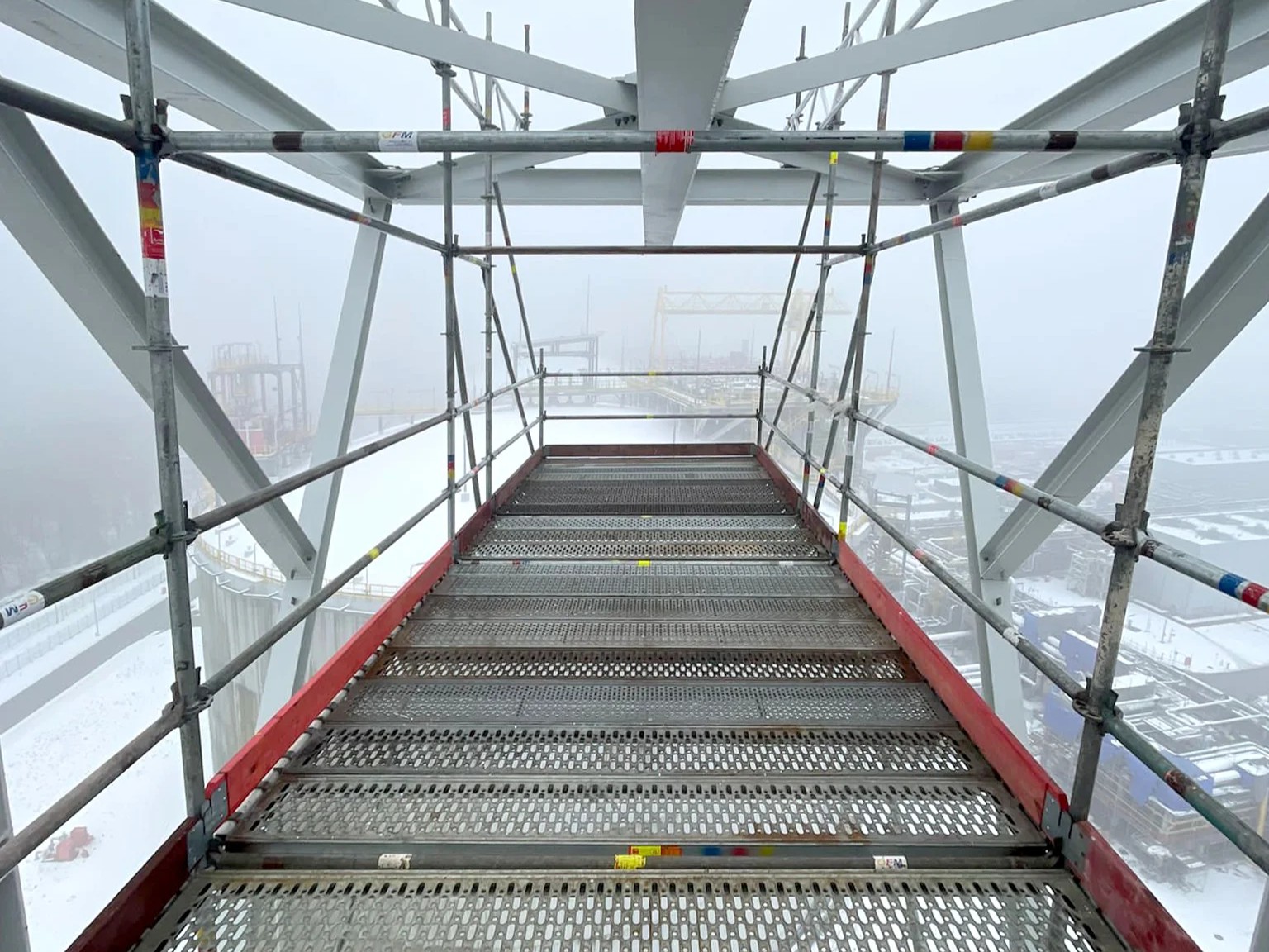 Veilige steigerconstructie voor werkzaamheden aan een industriële staalconstructie op hoogte