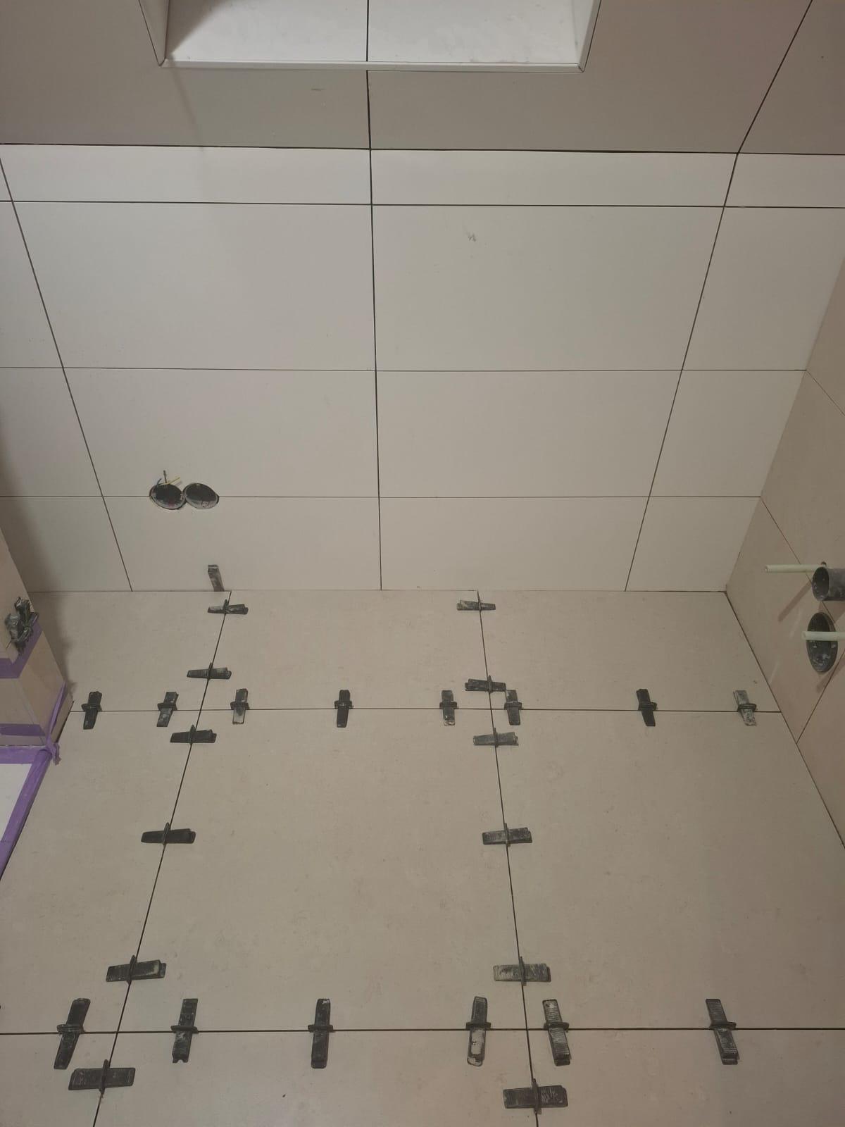 Strak tegelwerk aan plafond tijdens badkamerrenovatie