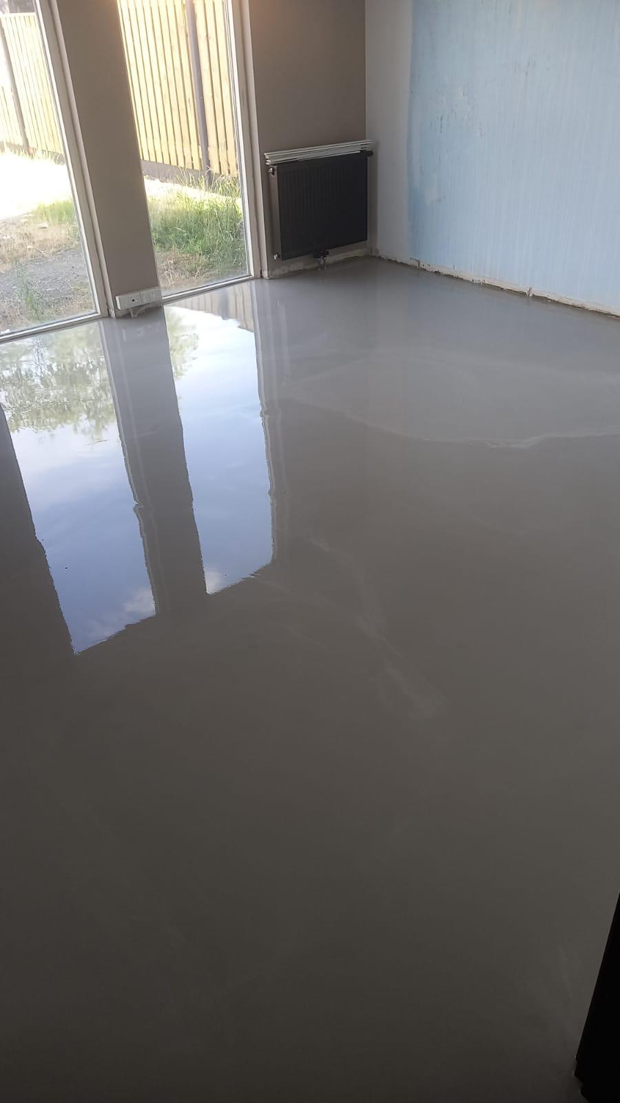 Woonruimte na renovatie met nieuwe epoxyvloer strakke afwerking