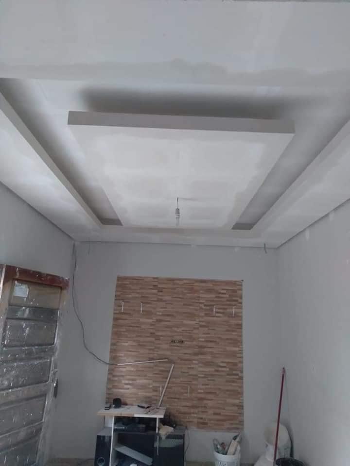 Verlaagd plafond met ingebouwde ledverlichting tijdens woningrenovatie