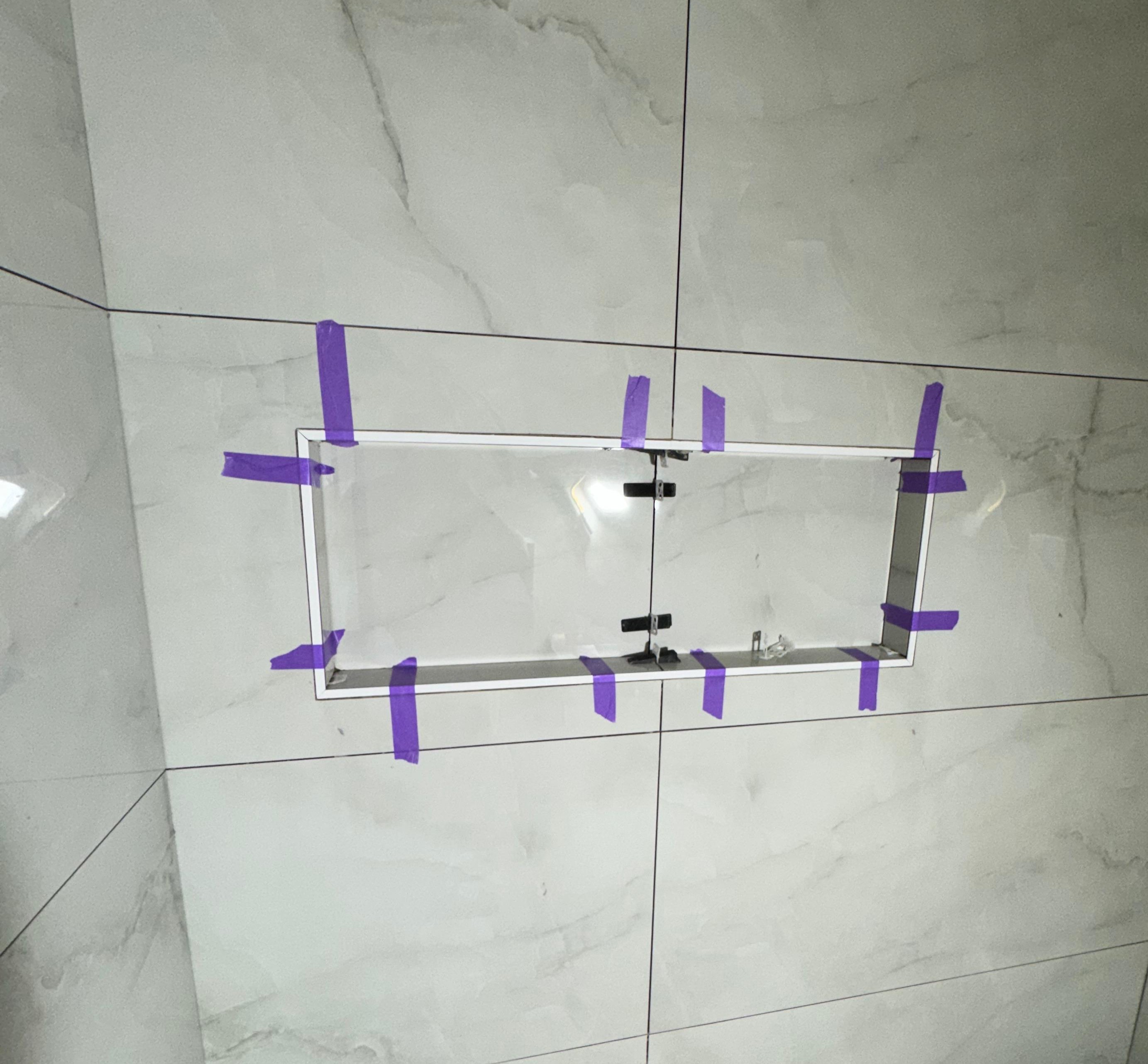 Nauwkeurig inbouwnis tijdens een complete badkamerrenovatie