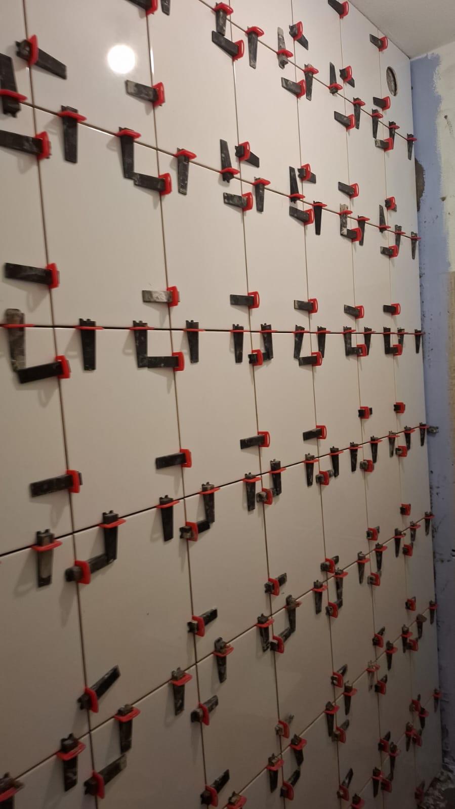 Wandtegels geplaatst tijdens badkamer renovatie