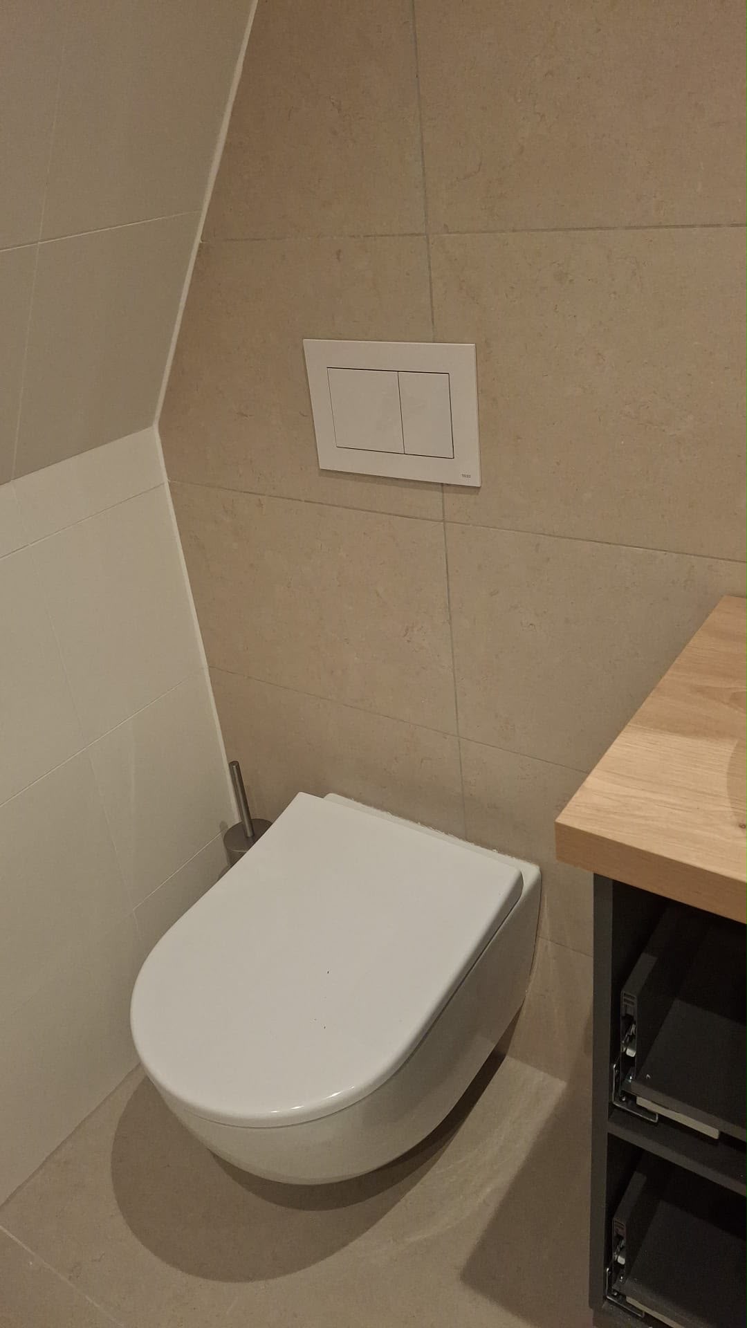 Modern hangtoilet geplaatst tijdens complete toiletrenovatie