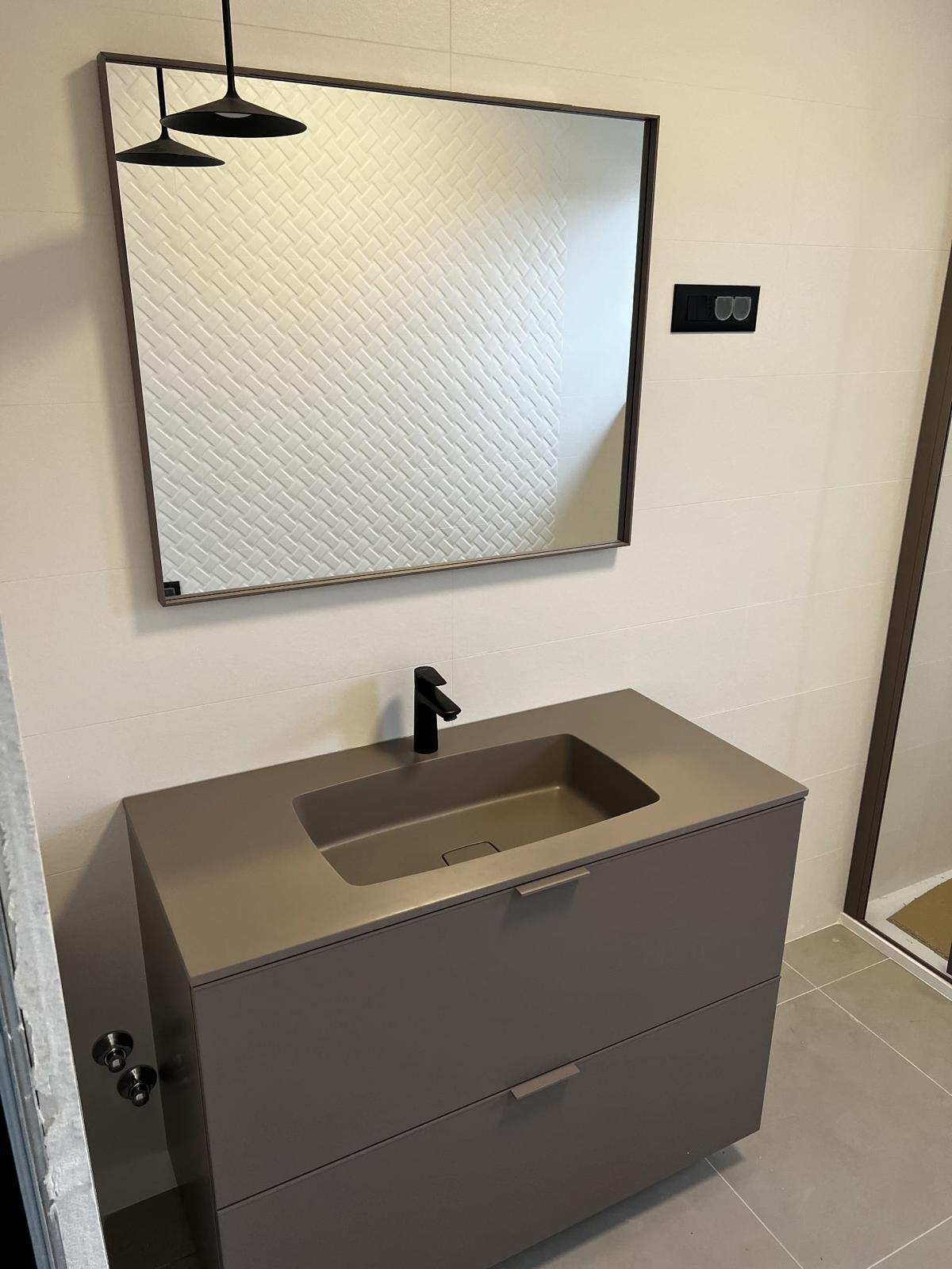 Modern badkamermeubel met spiegel na complete badkamer renovatie