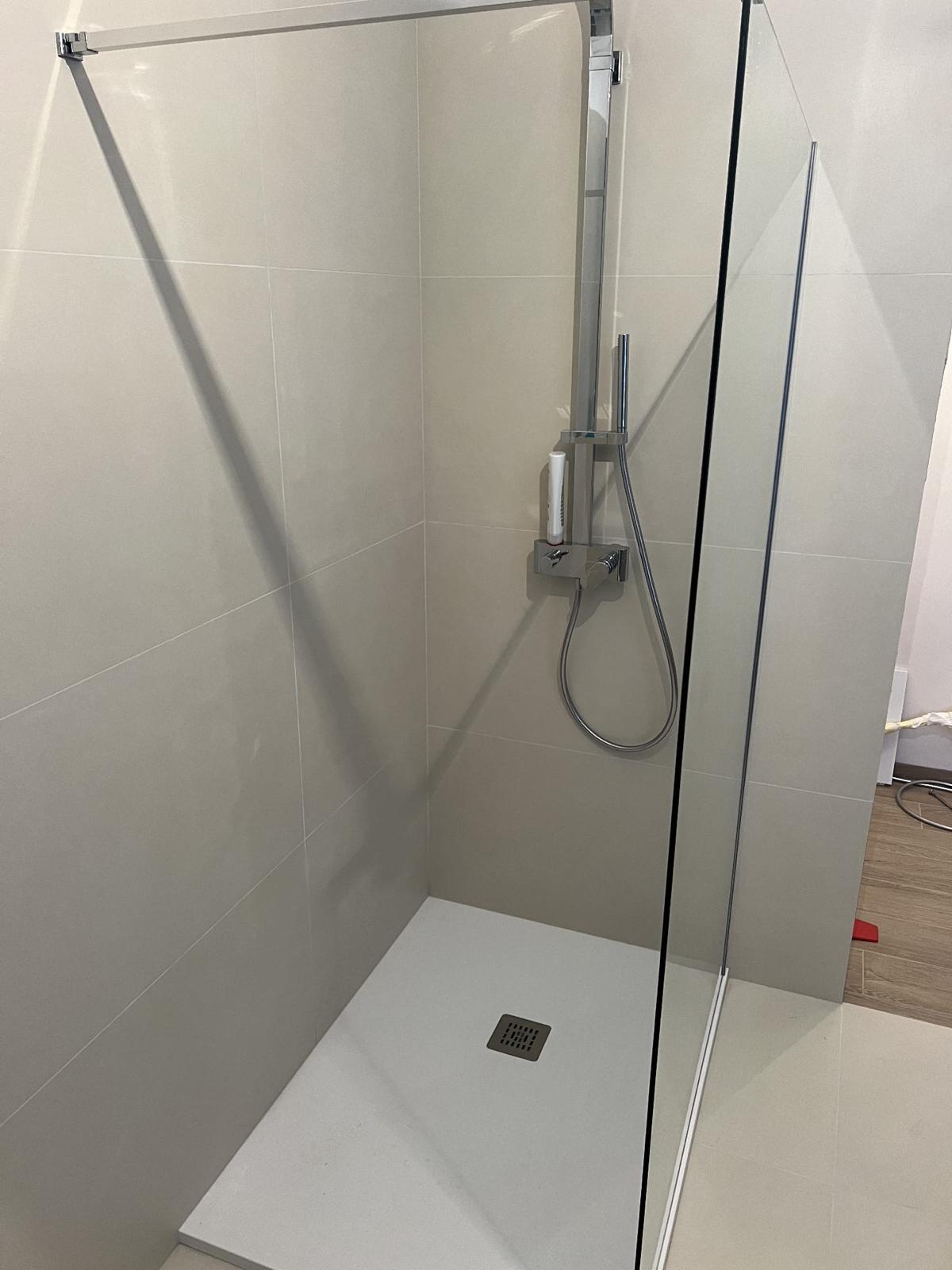 Inloopdouche met glazen douchewand na badkamerrenovatie