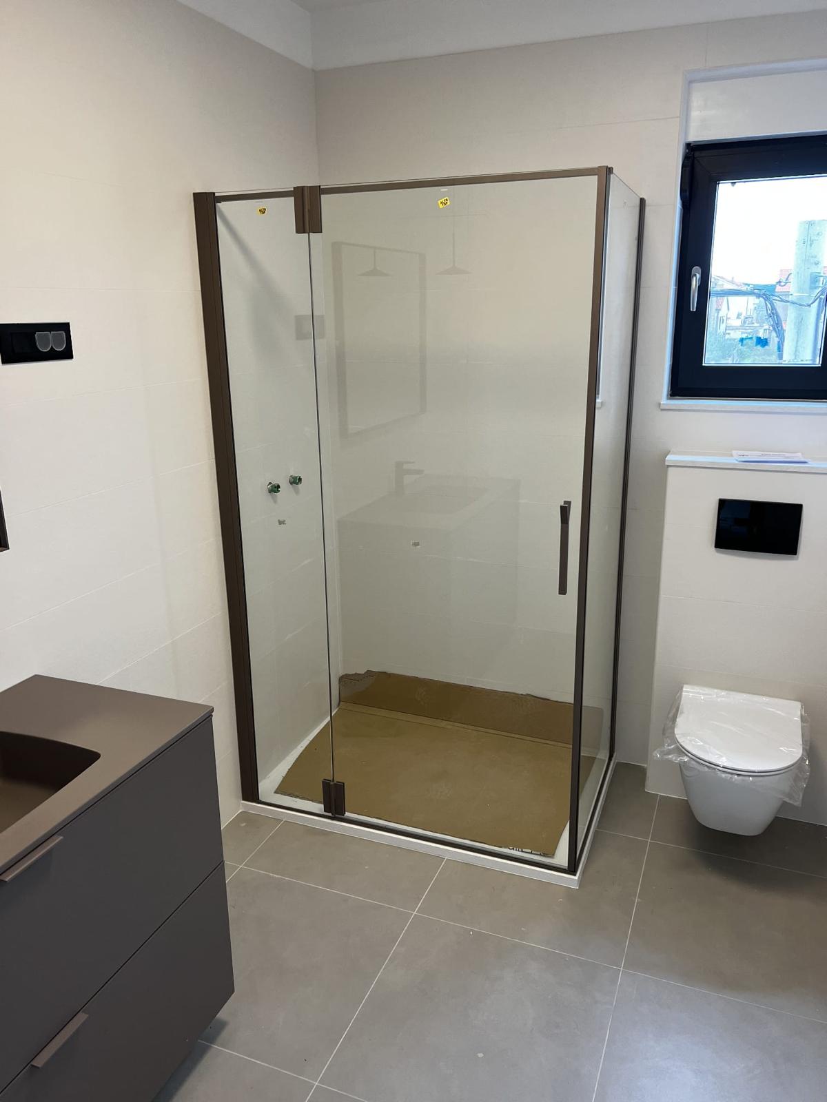 Badkamer met glazen inloopdouche na complete renovatie