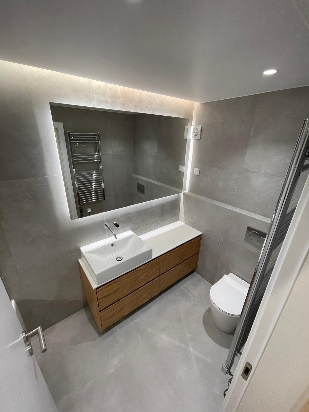 Luxe badkamer met maatwerk badkamermeubel na renovatie