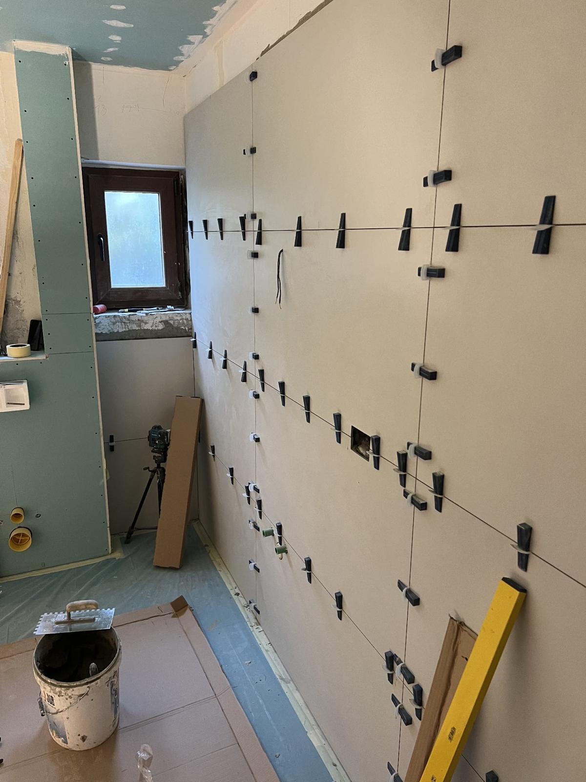 Voorbereiding van tegelwerk tijdens complete badkamer renovatie