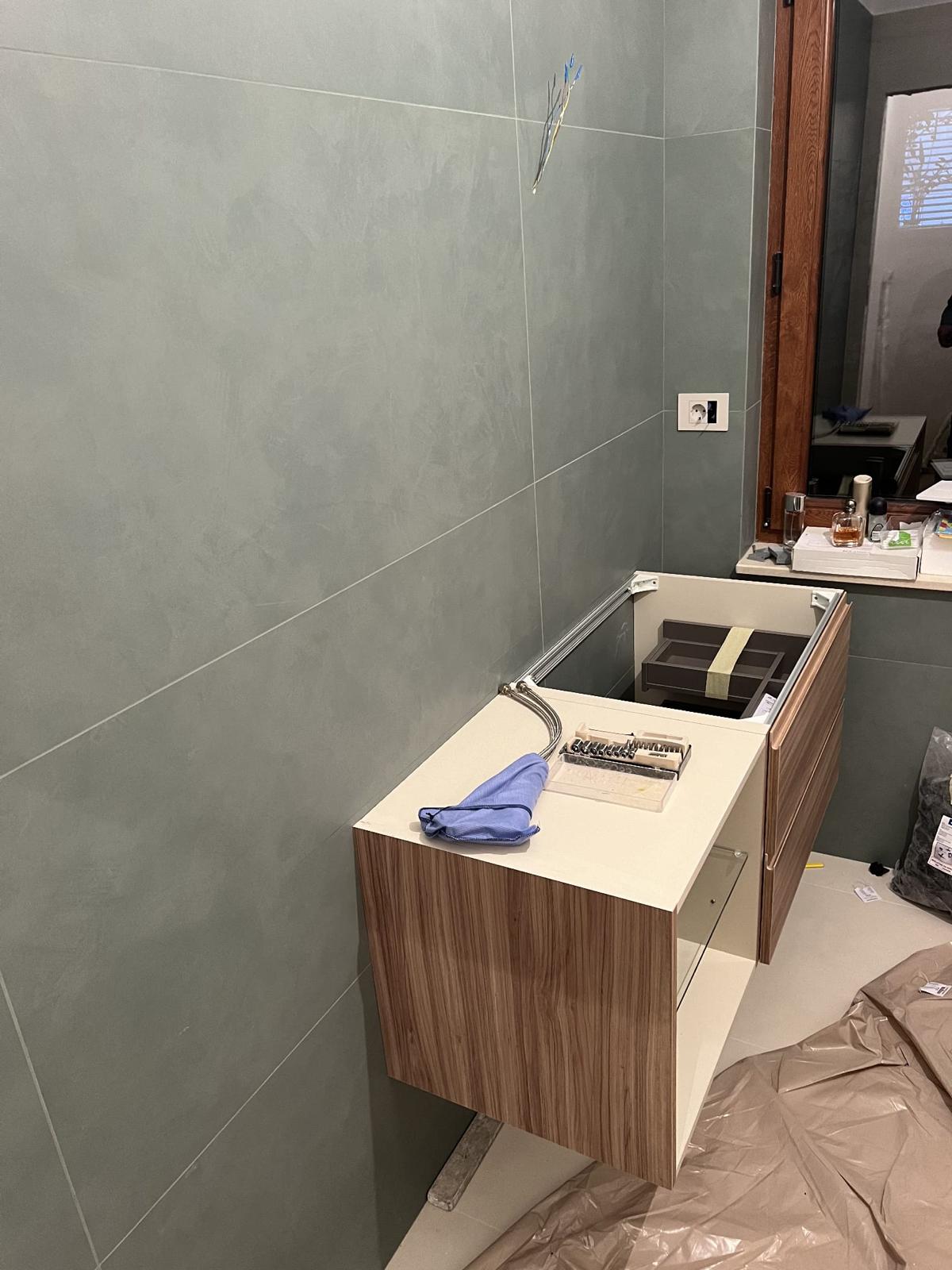 Modern badkamermeubel met wastafel na badkamer renovatie