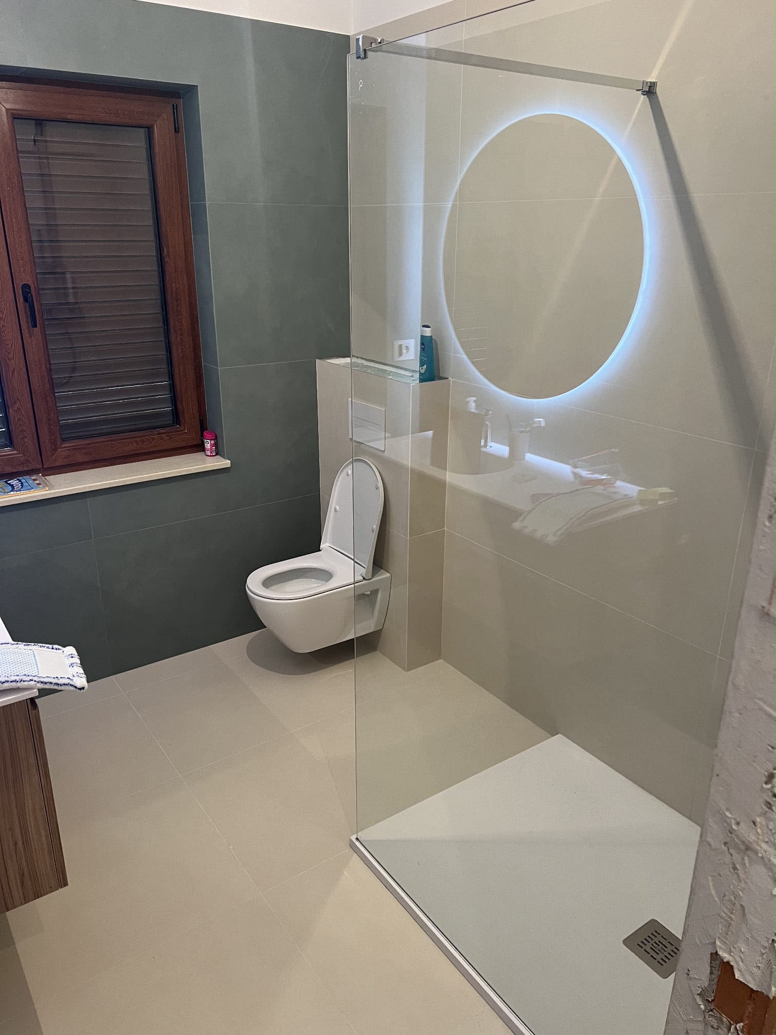 Volledig gerenoveerde badkamer met inloopdouche en moderne afwerking