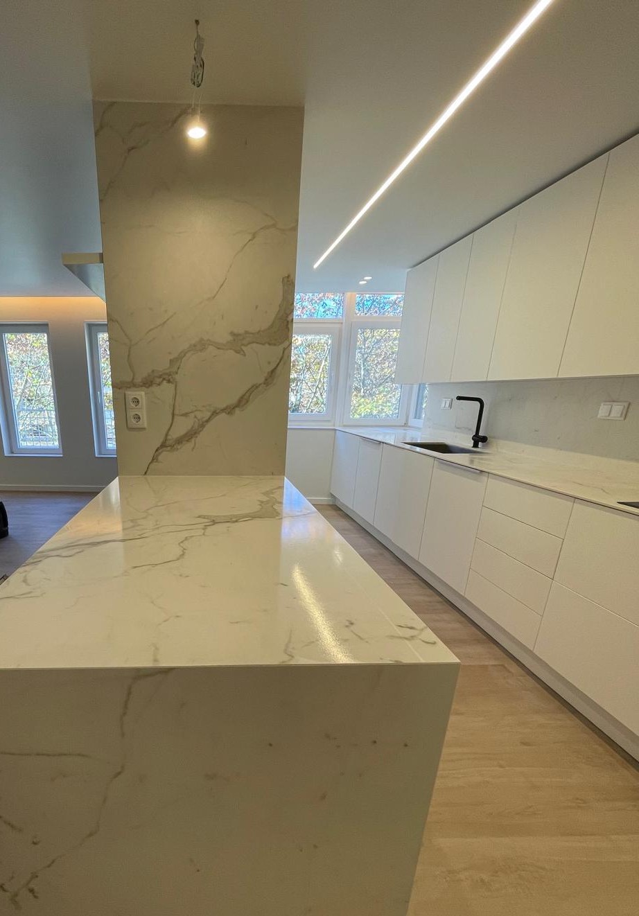 Moderne keuken renovatie met grootformaat vloertegels en maatwerk keuken