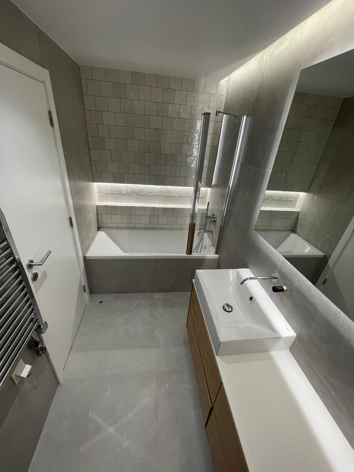 Moderne badkamer renovatie met ligbad, wastafel en inloopdouche
