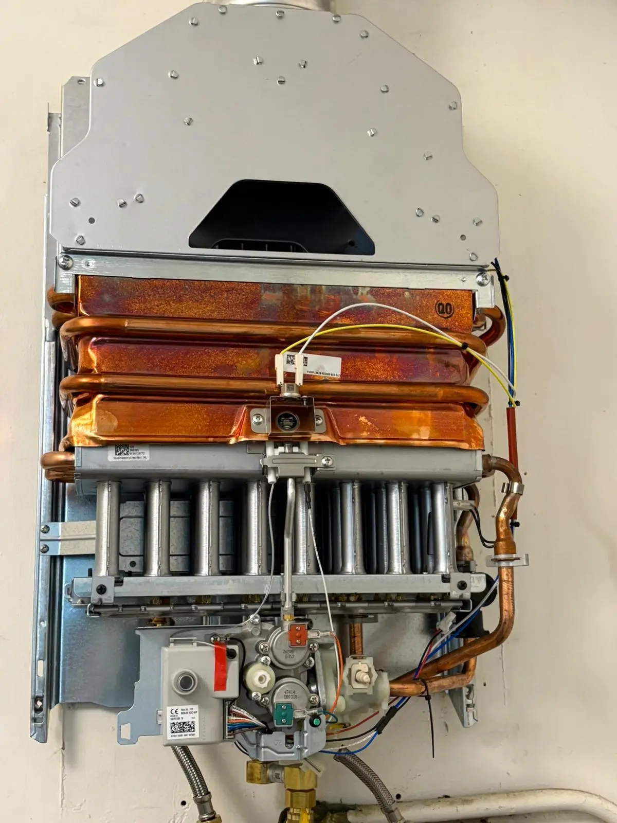 Chaudière gaz ouverte sur son corps de chauffe en cuivre, sa rampe de brûleur et son bloc gaz