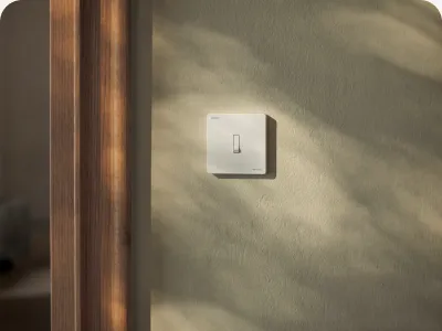 Smarter Lichtschalter an einer Wand im Sonnenlicht