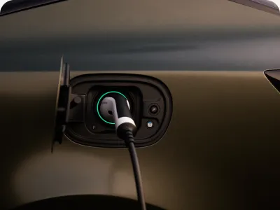 Wallbox zum Laden eines Elektroautos am Hauseingang