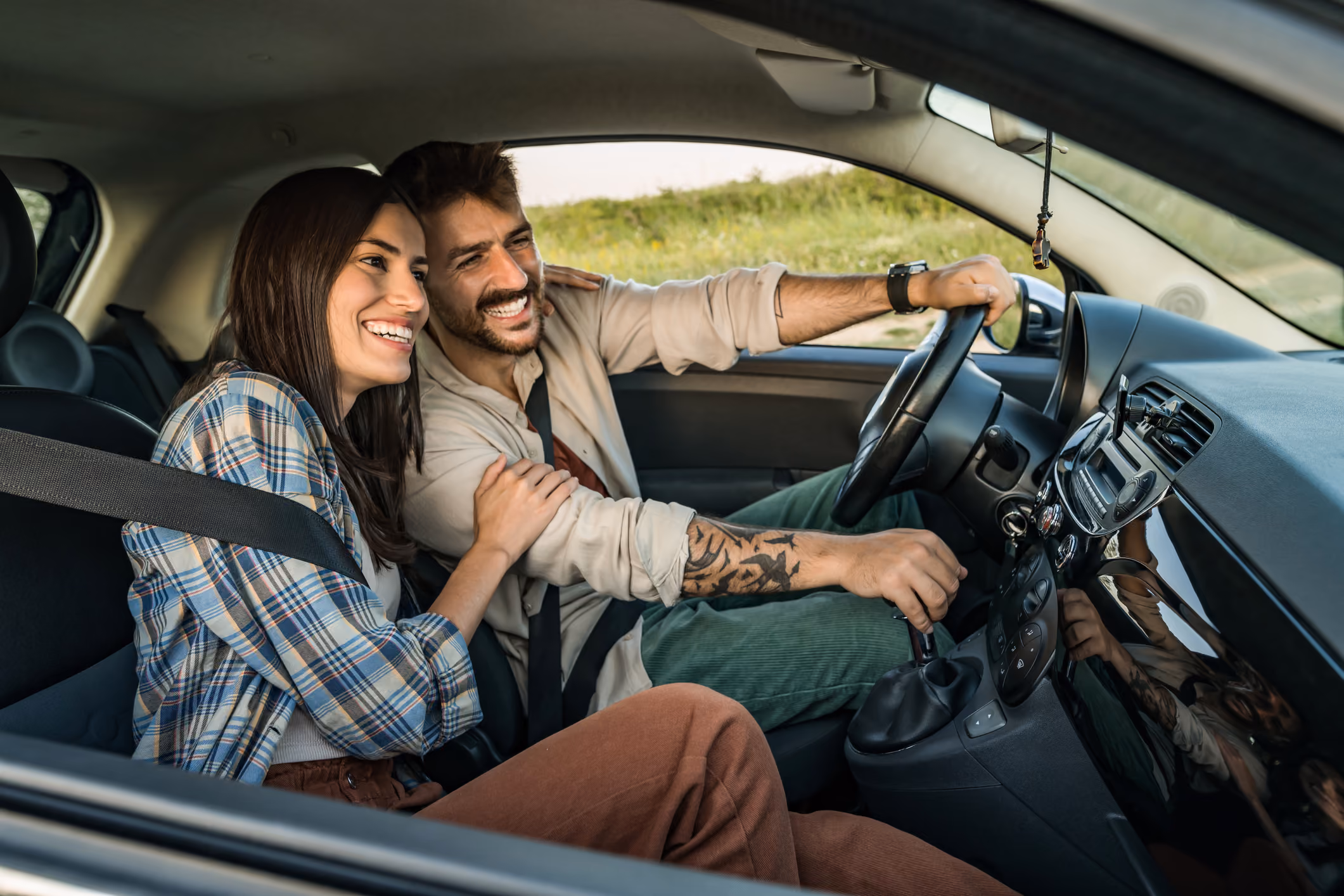 Personas arriba de un auto y conduciendo