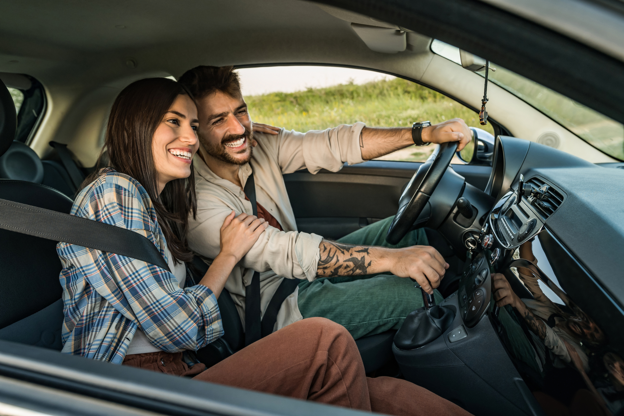 Personas arriba de un auto y conduciendo