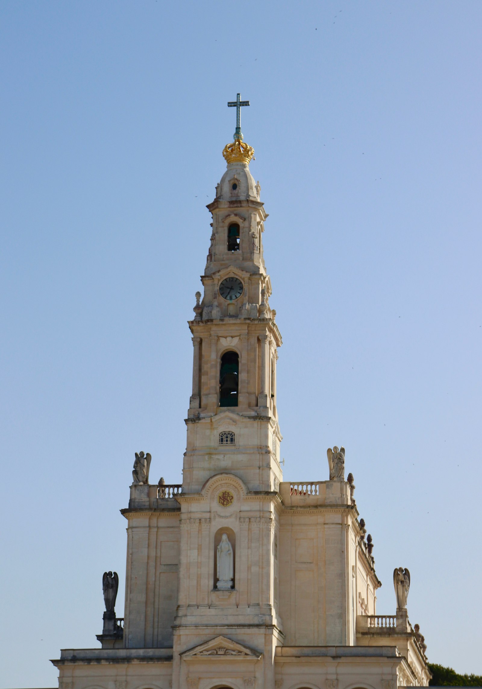 Menara Basilika Bunda Maria Rosario di Fatima, Portugal, dengan mahkota emas dan salib di puncaknya