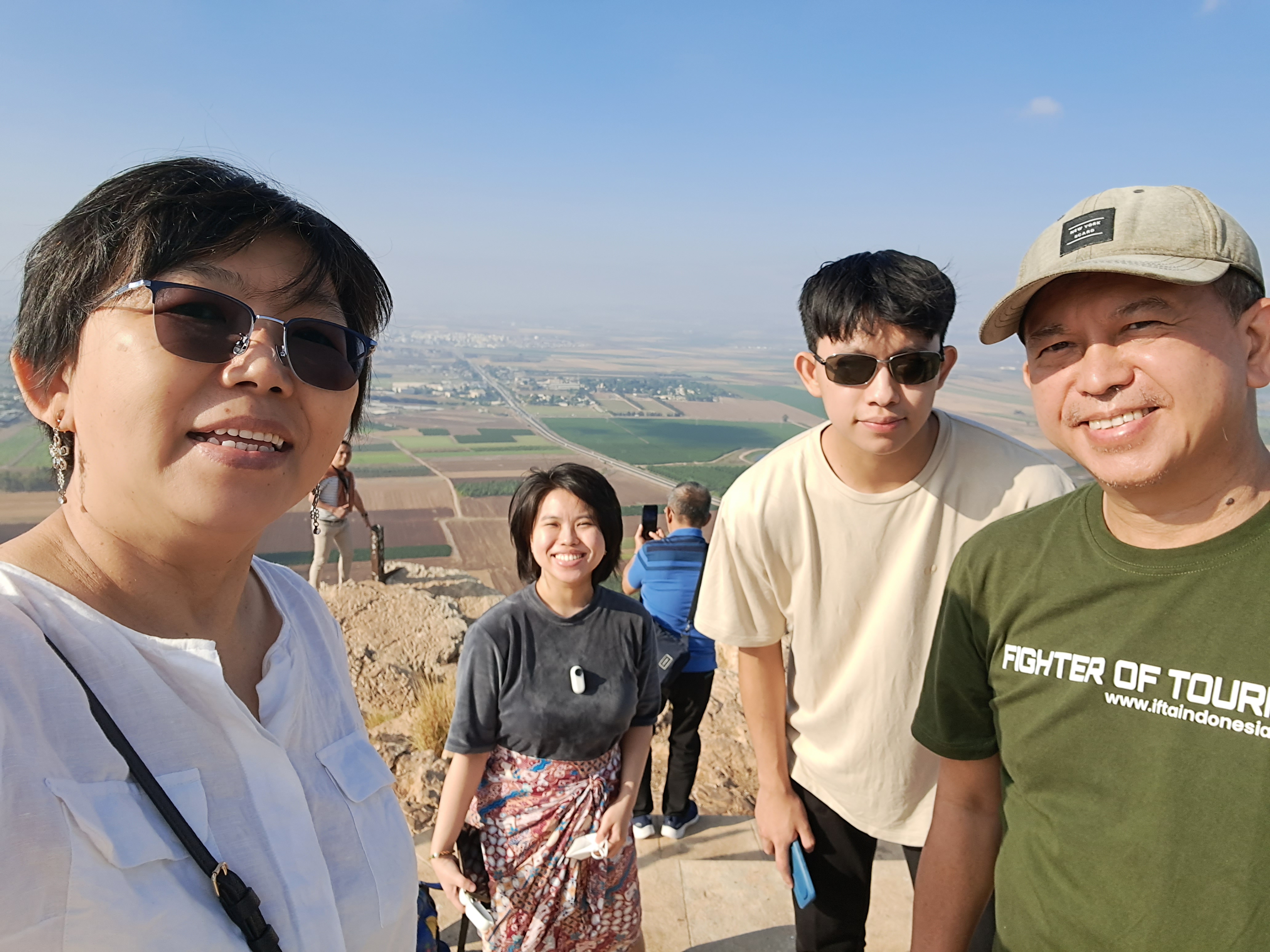 Peziarah Era Sancta berfoto bersama di puncak bukit dengan hamparan lembah Tanah Suci di belakang mereka