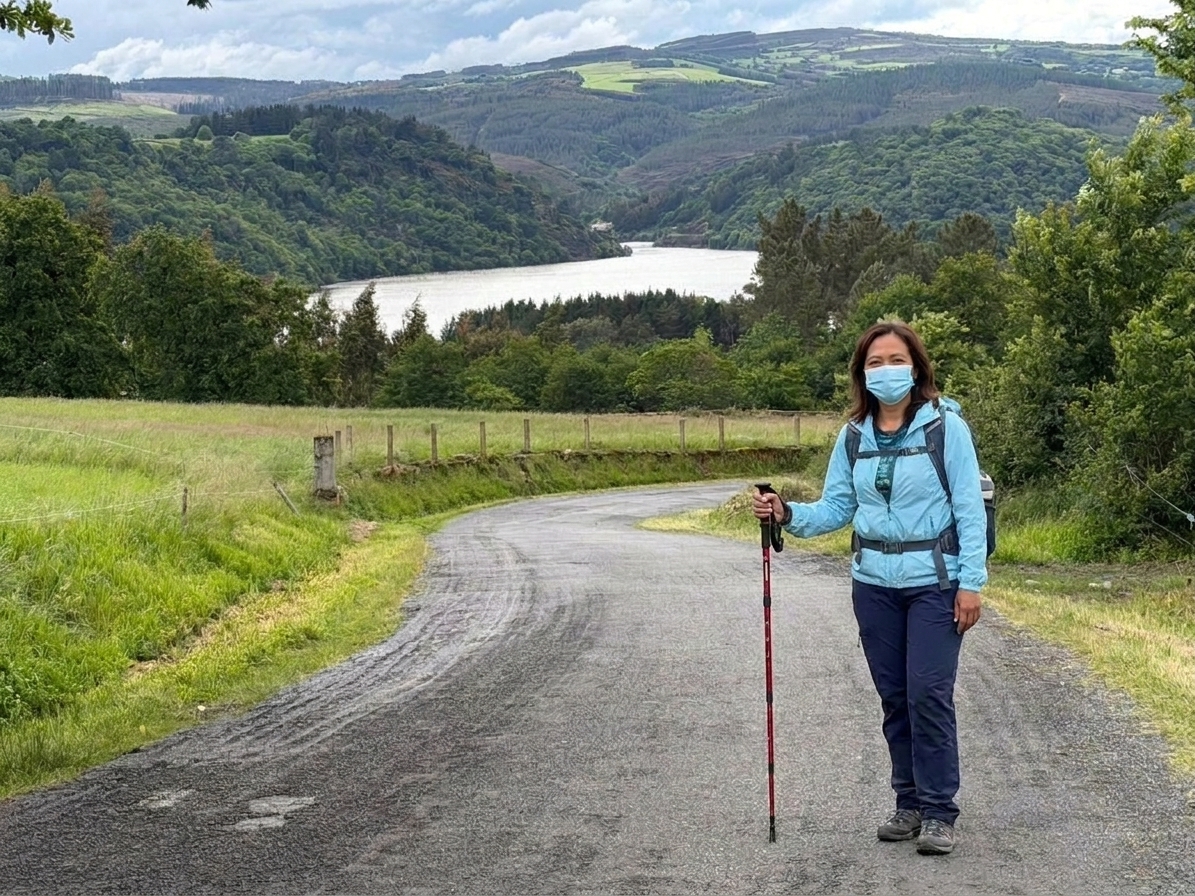 Peziarah berjalan di rute Camino de Santiago