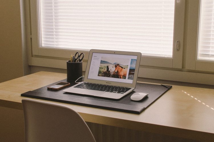 Image of a de-cluttered desk | Commercial tenant representative services article