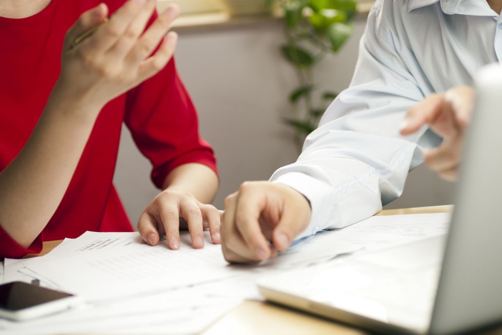 close up of two people negotiating tenant incentives in a commercial rent review