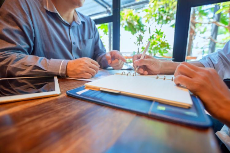 Two people negotiating a lease incentive