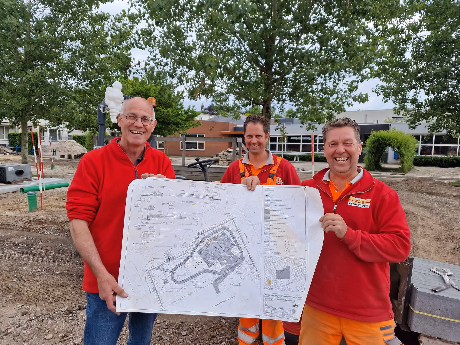 Barry aan het werk op de asfaltspreidmachine