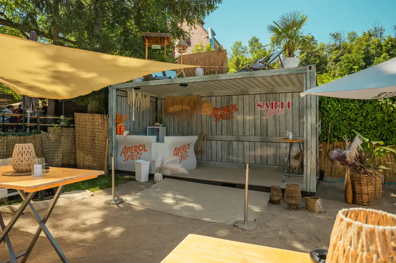 Beach-Bar-Container mit Sonnensegel und Dekoration am Neckar-Beach