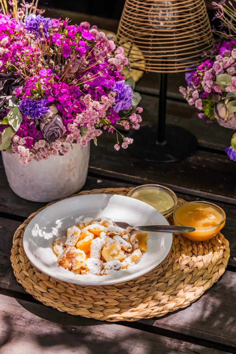 Dessertteller mit Blumendekoration auf einem Tisch im Uferstüble