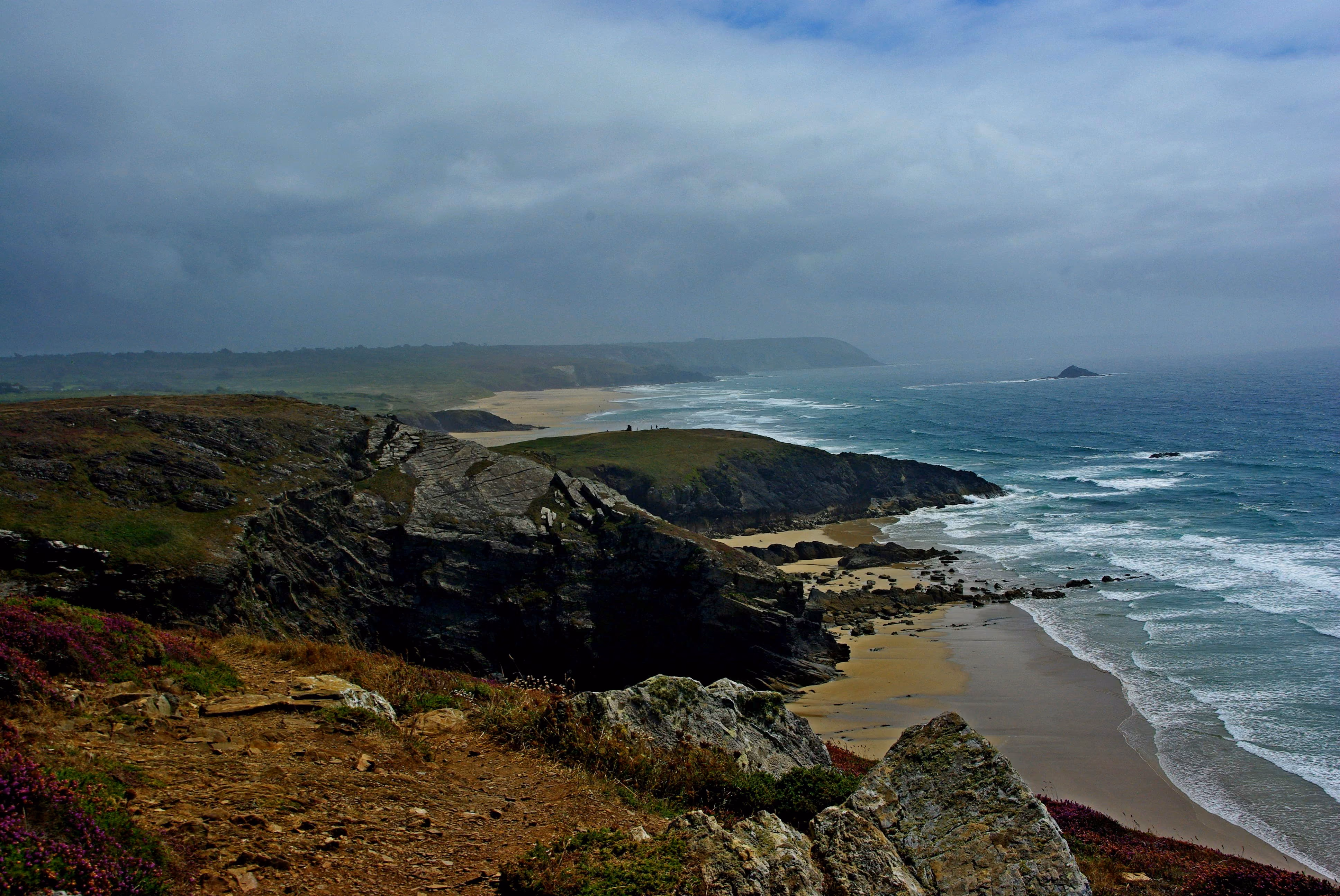 Vue des falaises de la côte bretonne dans le Morbihan, paysage sauvage et préservé
