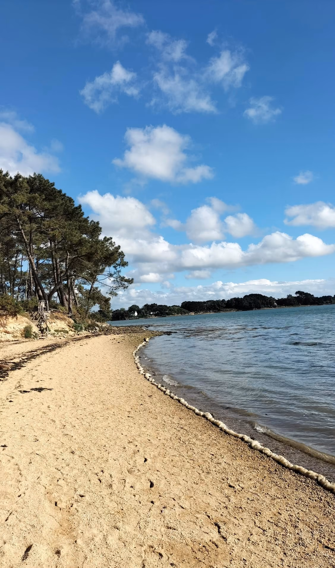 Photo d'une plage bretonne avec des rochers, ambiance locale