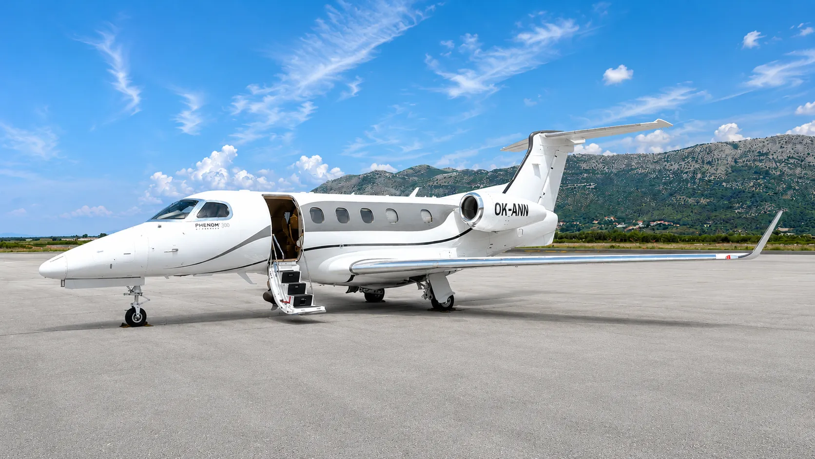 Embraer Phenom 300 OK-ANN na letištní ploše