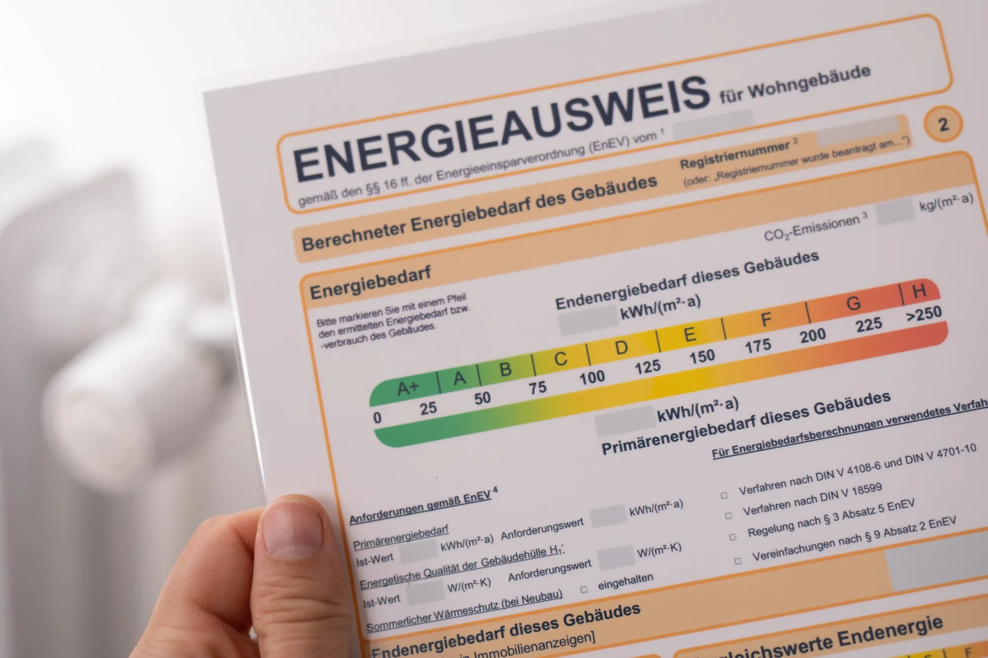 Nahaufnahme eines Energieausweises für NWG mit einer farbigen Energieskala von A+ bis H.